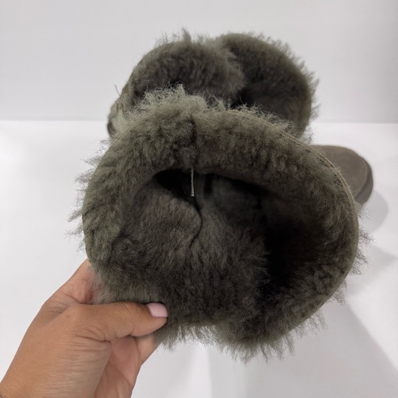 UGG Youth Bailey Button down Boot - Picture 8 of 8